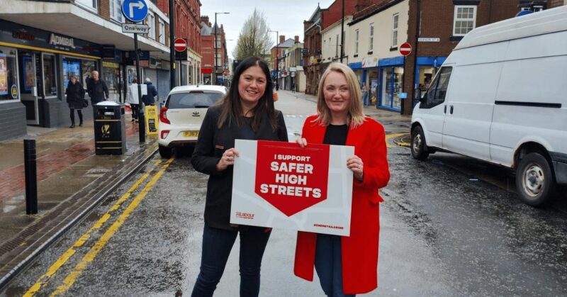 Jo Platt and Lisa Nandy holding a sign saying: "I support safer highstreets".
